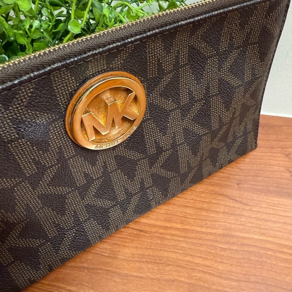 Michael Kors Fulton Jet Set Clutch EUC - Picture 3 of 6